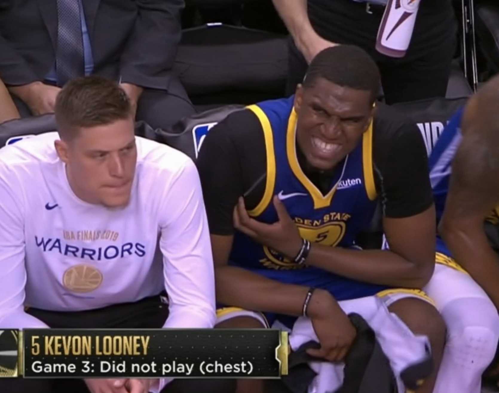 凯文-卢尼因肩部伤势已返回更衣室，本场比赛不会回归