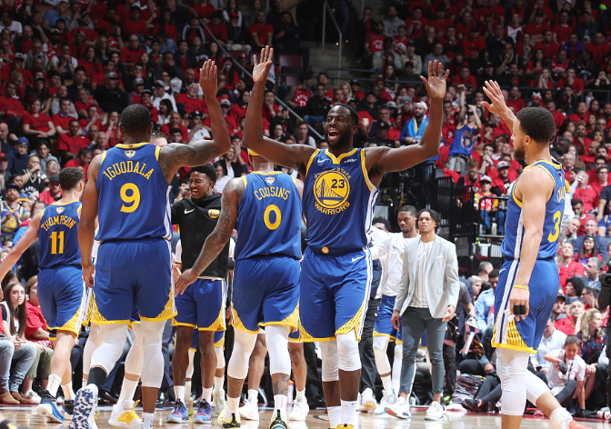 三分雨！勇士全队首节三分10投7中