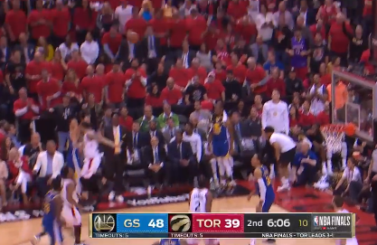 [视频]格林传球库里助后者三分手起刀落并造成犯规