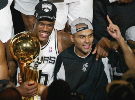 大卫-罗宾逊发推晒出与帕克合影并发文感慨