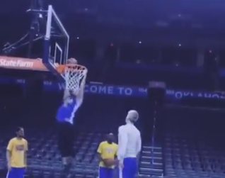 [视频]玩起来了？赛前热身库里玩起空接扣篮