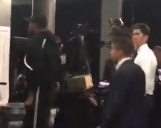 [视频]杜兰特拄拐，在鲍勃-迈耶斯的陪同下离开球馆