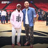 一图流：好队友！亨利与埃弗拉一同观看NBA总决赛