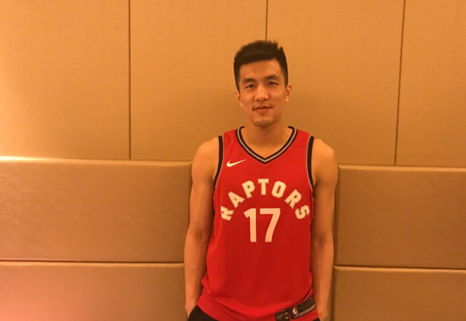 郭晒身穿林书豪球衣照:我一穿猛龙就夺冠了