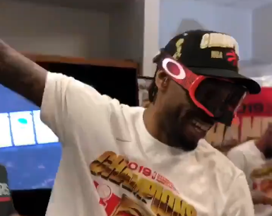 [视频]狂欢大笑的机器人！猛龙更衣室香槟庆祝