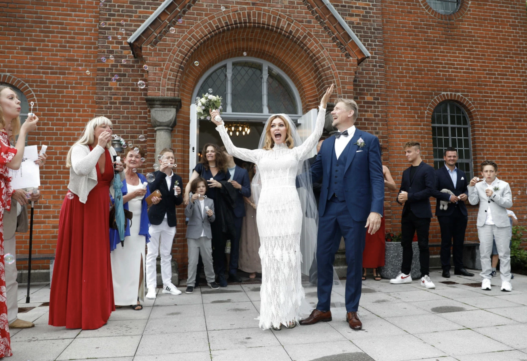 老舒梅切尔与女友修成正果二婚，儿子盛装出席