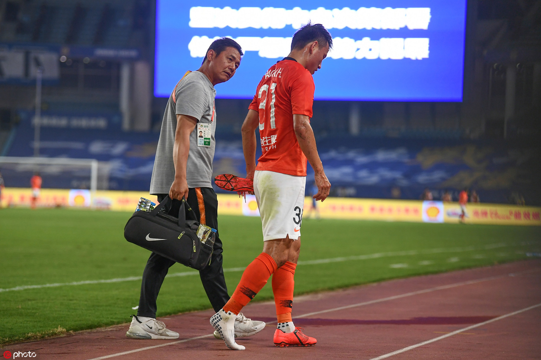 人和官方 饶伟辉右腓骨骨折 俱乐部安排其去德国手术 虎扑中国足球新闻