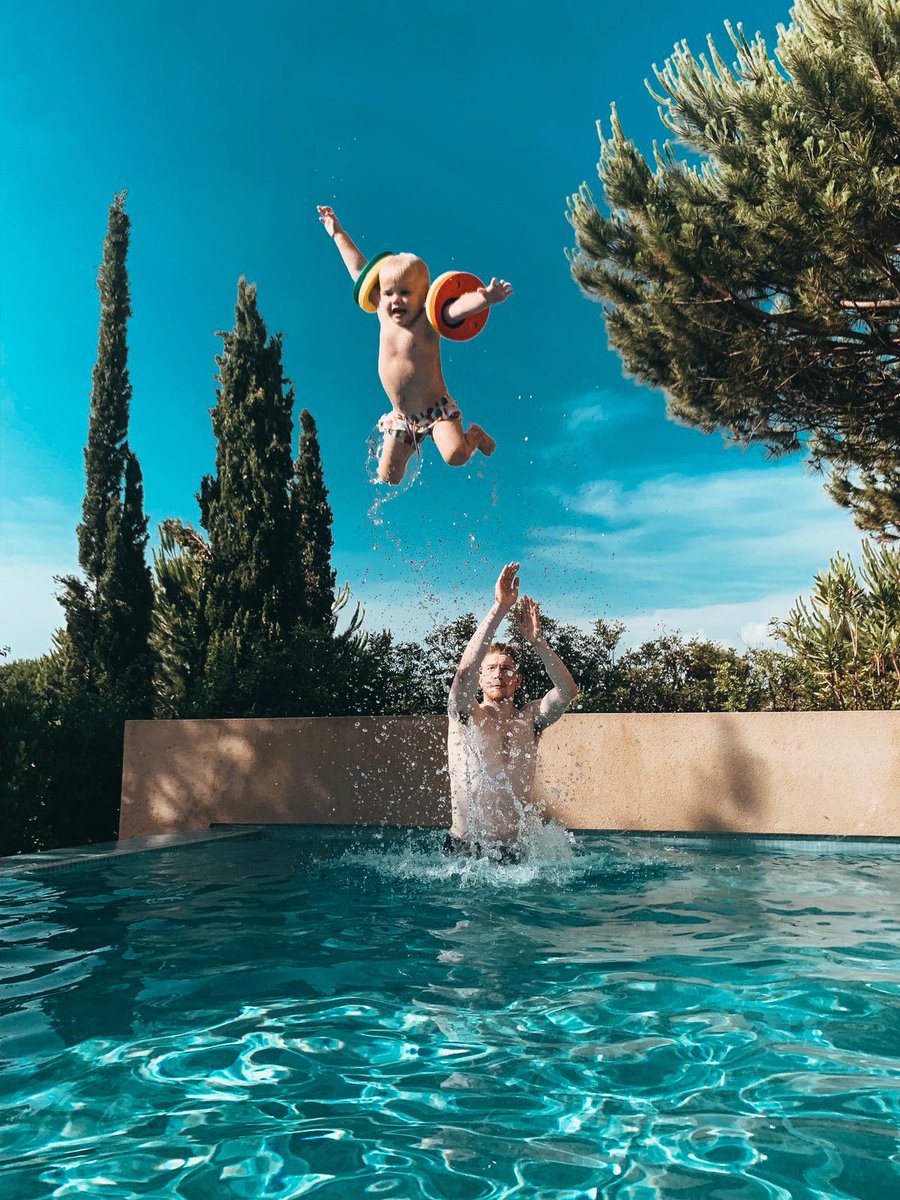 德布劳内父亲节晒照遭调侃：别这样扔我们的津琴科！