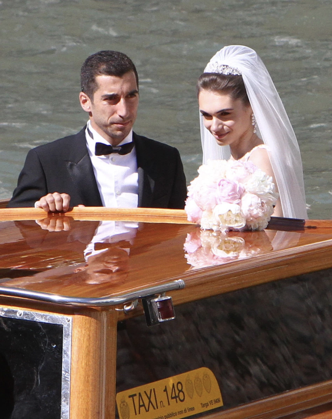 姆希塔良和爱妻修成正果，成今夏第3位结婚的枪手