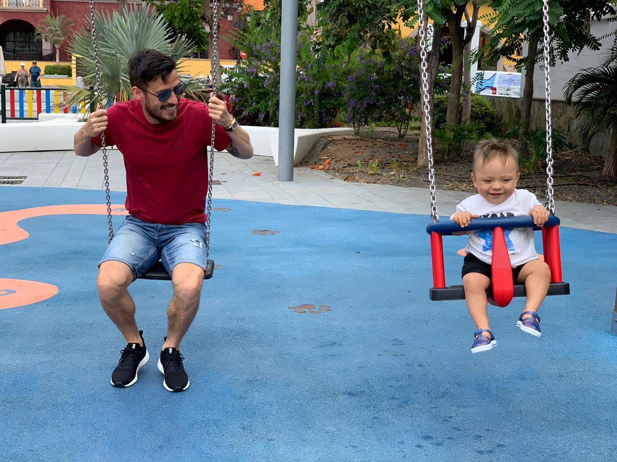 回到童年啦，大卫-席尔瓦与儿子一块荡秋千