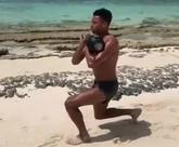 刻苦了！林加德在海滩上开始加练，慢跑力量一个不落