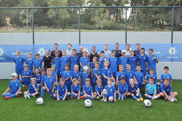 心系蓝军，阿扎尔和<a href=https://www.310bf.com/tags-%E5%88%87%E5%B0%94%E8%A5%BF-0.html target=_blank class=infotextkey>切尔西</a>训练营小朋友合影留念