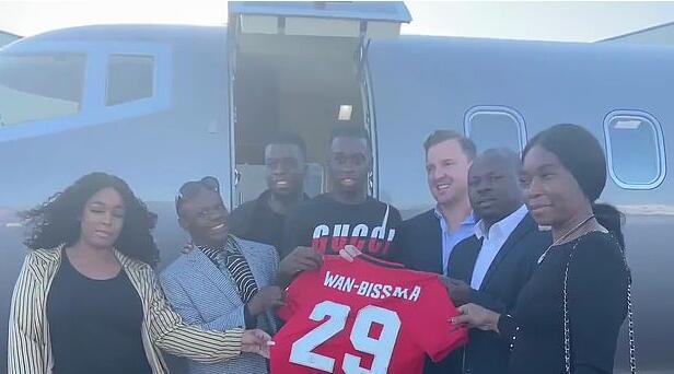 只待官宣！多图：万-比萨卡与家人参观卡灵顿基地