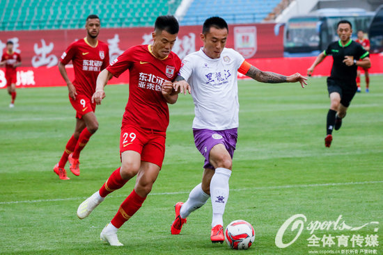 GIF:谭龙机敏抢断门将,左脚打佛门踢飞错失绝杀