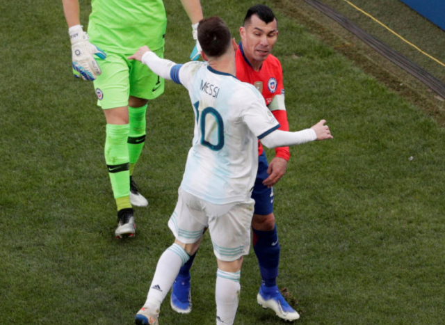 早有过节,15年美洲杯决赛梅德尔曾对梅西犯规