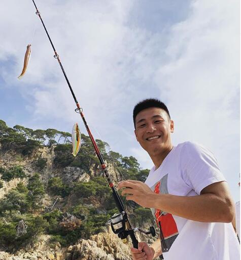 武磊享受难得的闲暇时光，在Ins上晒海上垂钓照