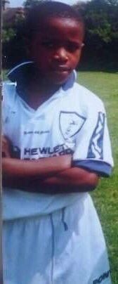 一图流！网友翻出“枪迷”扎哈小时候穿热刺球衣的照片