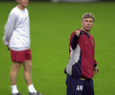 前枪手中场：温格踢球贼菜，而他有时也会调侃自己