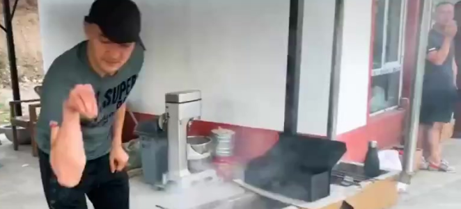逗比属性,西热力江烤羊肉串模仿撒盐哥