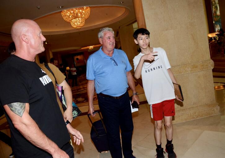 多图流：喜鹊新帅布鲁斯抵沪，球迷纷纷与其合影留念