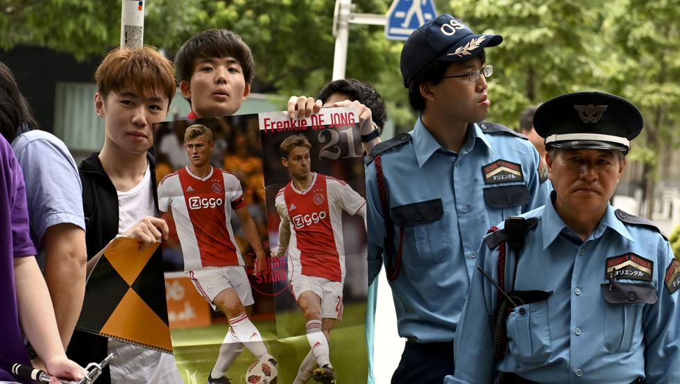 村通网?巴萨抵达日本后,有球迷举着德利赫特海报等签名