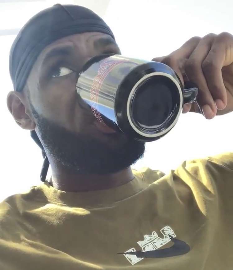 拒绝负能量!詹姆斯连续更新喝水嗨歌"弹钢琴"等动态