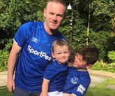 心系太妃糖！鲁尼和孩子身穿埃弗顿球衣出门遛弯