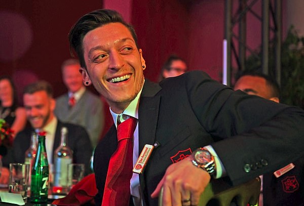 记者：厄齐尔新买了块手表，招来了劫匪