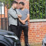 惊魂未定，持刀抢劫案两天后厄齐尔聘请两位保镖看家护院