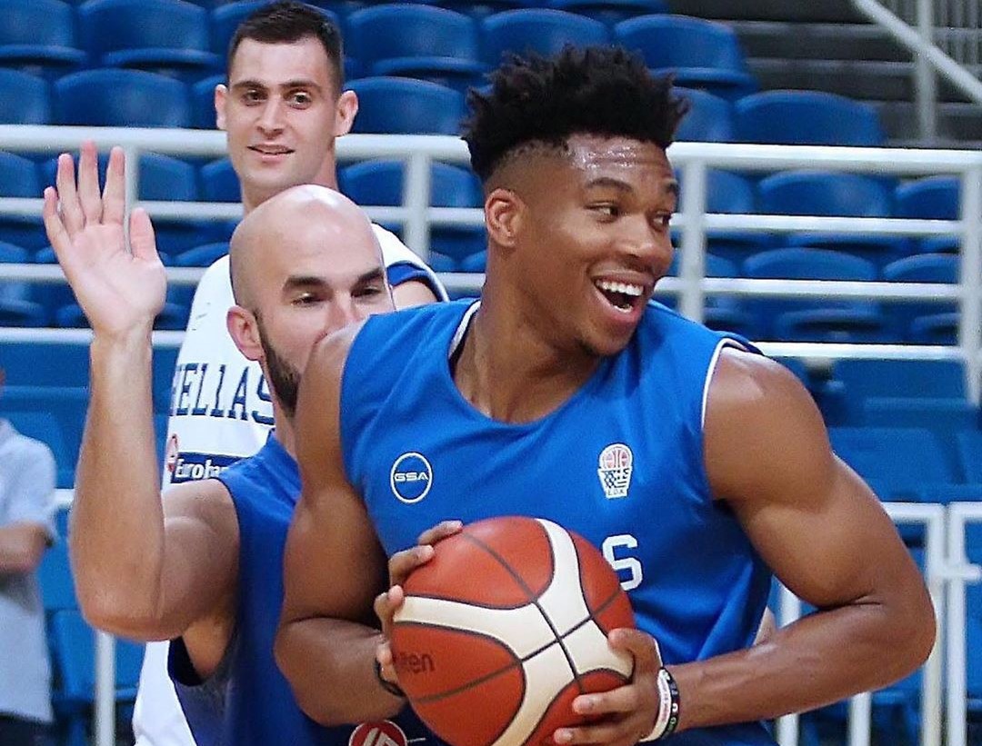 轻松自在!雄鹿官方晒出字母哥等人身穿希腊队服训练照片