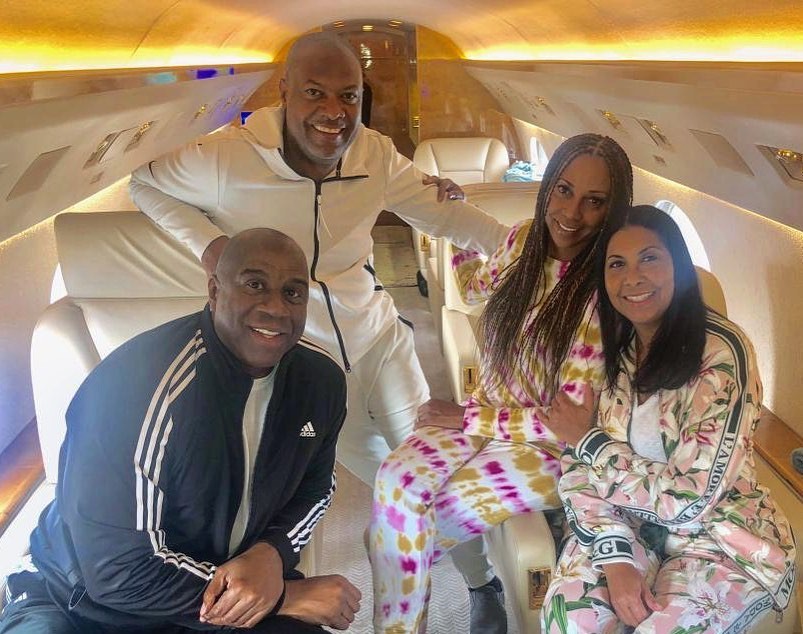 享受生活!魔术师约翰逊晒出乘坐飞机去度假照片