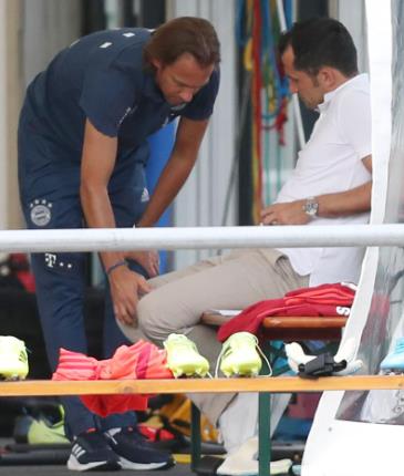 图片报：萨内伤情仍未公布的原因是其膝盖有积水