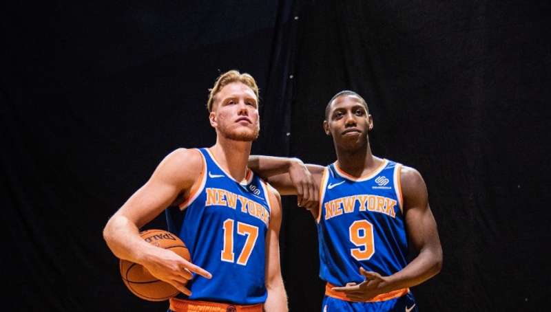 略显帅气!尼克斯官推今日晒出两位新秀定妆照