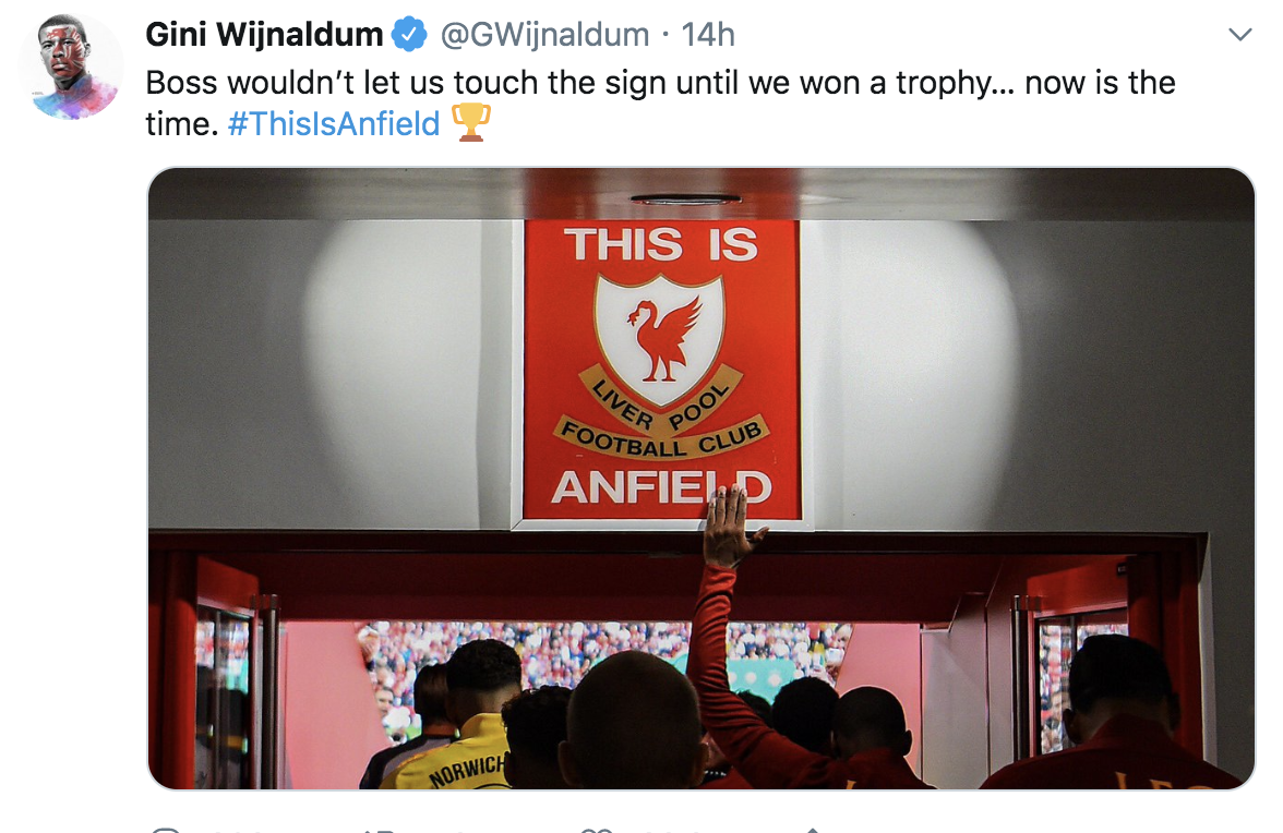 有底气！维纳尔杜姆晒照，碰了“这就是安菲尔德”的标牌