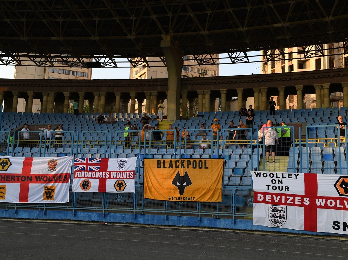 暖！48名球迷陪狼队远征亚美尼亚，队长科迪亲笔信感谢