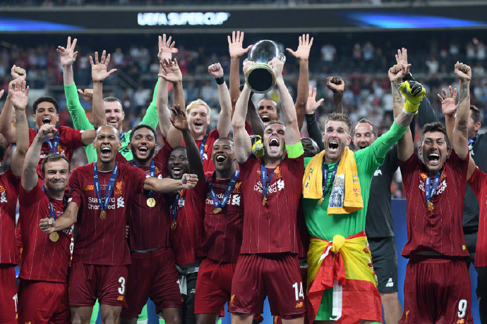多图流：我们是冠军！利物浦全队捧起超级杯冠军奖杯