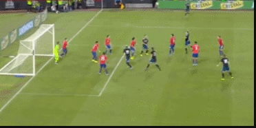 GIF：险绝杀，马丁内斯头球击中横梁