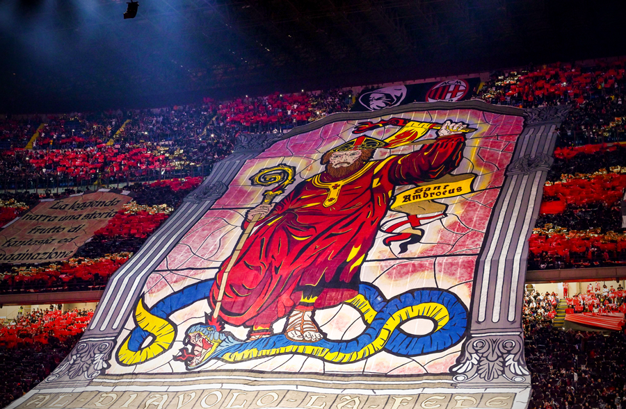 一年两度的盛宴，米兰球迷在德比战打出大幅TIFO