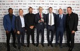 一图流：温格领取英格兰足球名人堂纪念奖杯