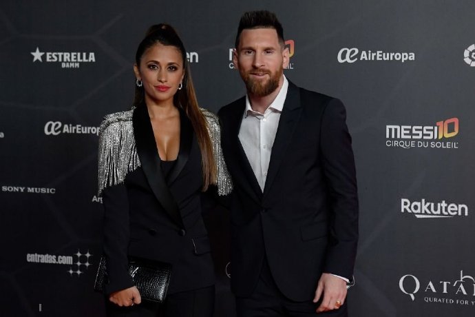 多图流：梅西携妻子出席太阳马戏团Messi10首映现场