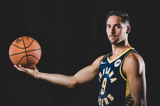 麦康奈尔说道:"我一直在关注他们过去几年的比赛方式,麦克米兰教练的