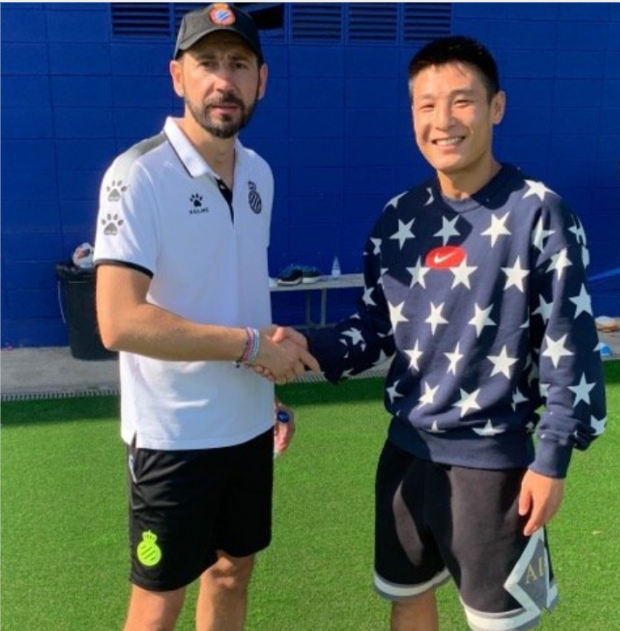 武磊回归俱乐部训练,同新帅马钦见面合影
