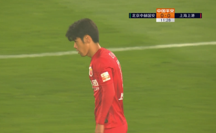 GIF:吕文君禁区内倒地,裁判判罚假摔出示黄牌