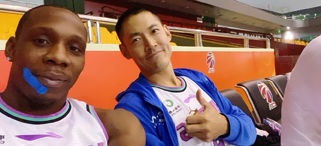 哈德森晒与张庆鹏合影,张庆鹏:村儿里来新银了