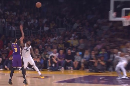 无心插柳柳成荫！戴维斯高吊球直接入框得分-elta体育