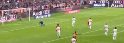 GIF：莱万推射破门，拜仁主场2-0领先