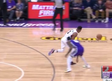 开拓者双枪持续开火！麦科勒姆抢断一条龙暴扣-棋牌在线