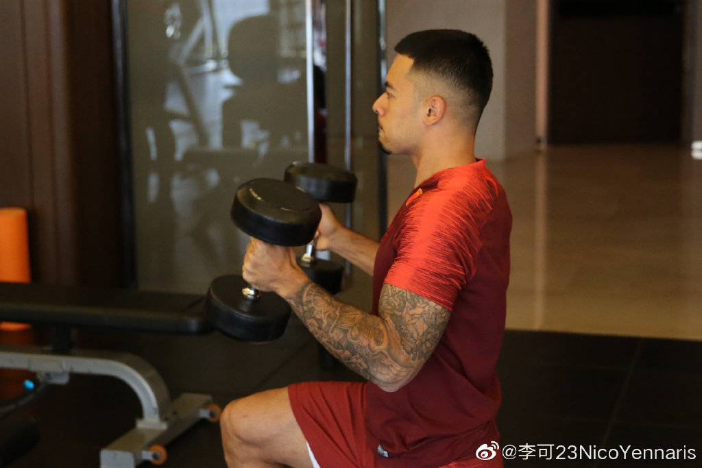 李可晒锻炼照片:充满荣誉感,让我们继续努力
