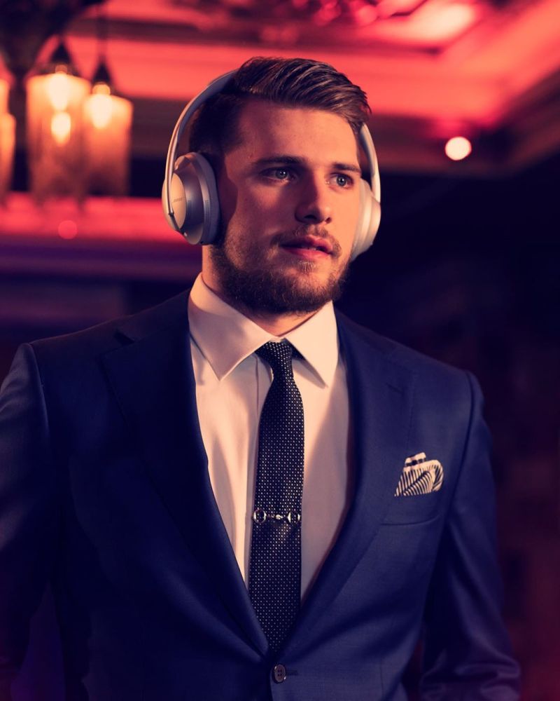 东契奇更新社媒晒头戴耳机宣传照