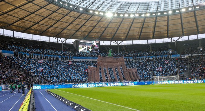 [流言板]柏林墙倒塌30年!柏林赫塔主场大幅tifo进行纪念